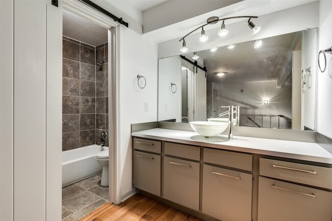 Building Photo - 3105 Wycliff Ave