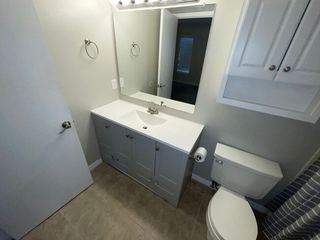 Building Photo - Updated 2 Bedroom, 2 Bath Condo (Available...