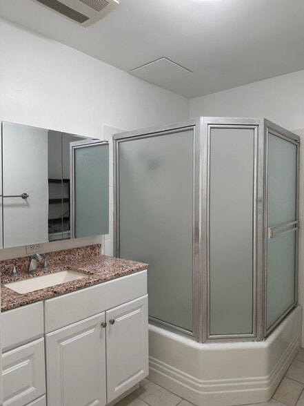 full bath - 8346 Manitoba St
