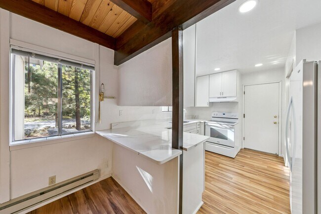 Building Photo - Large Mountain home with garage by the river
