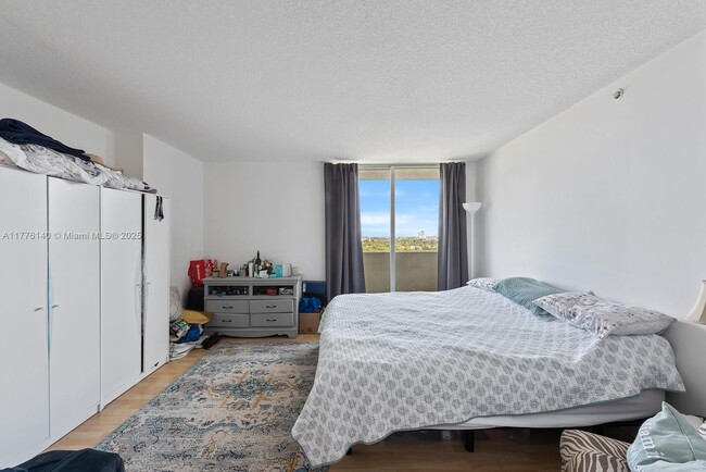 Building Photo - 3000 Coral Wy