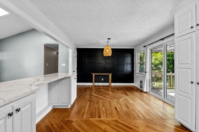 Building Photo - Gorgeous 3 Bedroom Ranch in North Raleigh, updated, pet friendly, fenced-in yard!