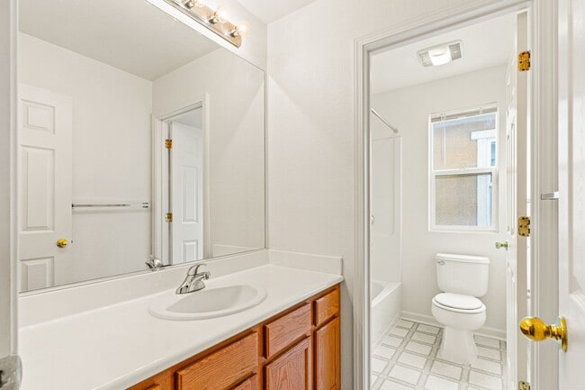 Building Photo - Modern 4 Bed Home with Office, AC, Garage,...