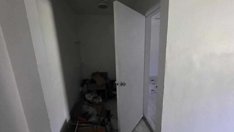 Building Photo - 17 Westwood Dr