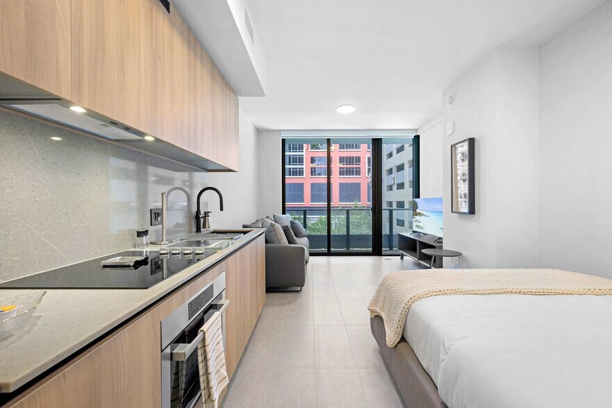 Building Photo - 121 NE 5th St