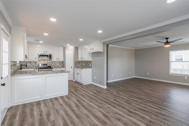 Building Photo - 725 10th St