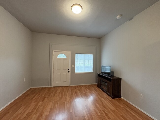 Building Photo - 141 E Fairfield Ct