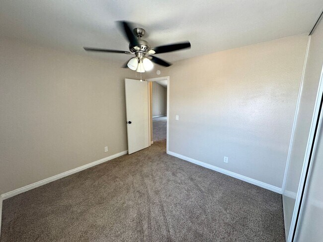 Building Photo - Charming 2 Bed/2 Bath Upstairs Condo in Qu...