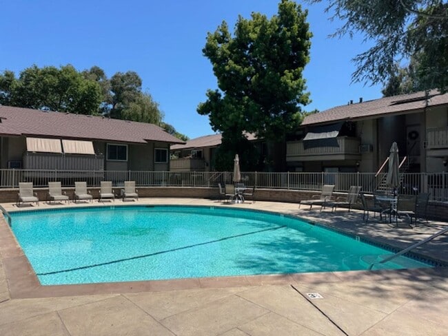 Building Photo - 1 bedroom end unit-New plank flooring thro...
