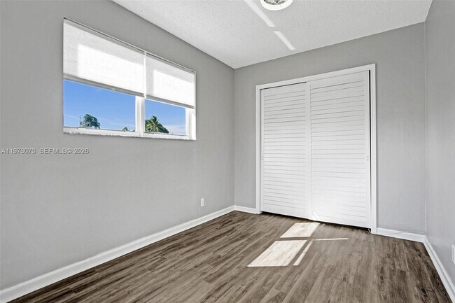 Building Photo - 949 SE 10th Ct