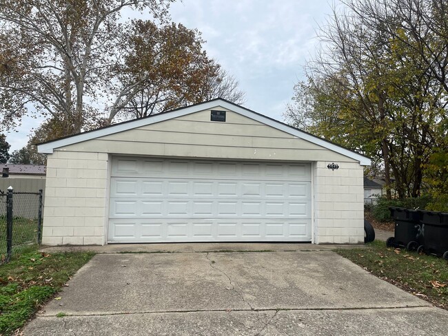 Building Photo - Renovated 3BR house Section 8 OK