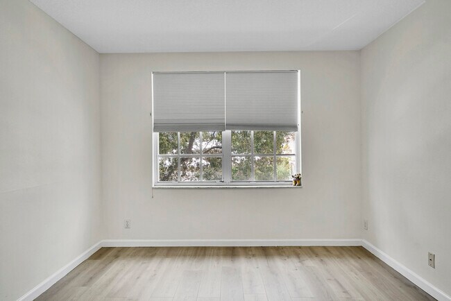 Building Photo - 3354 Greenview Terrace W