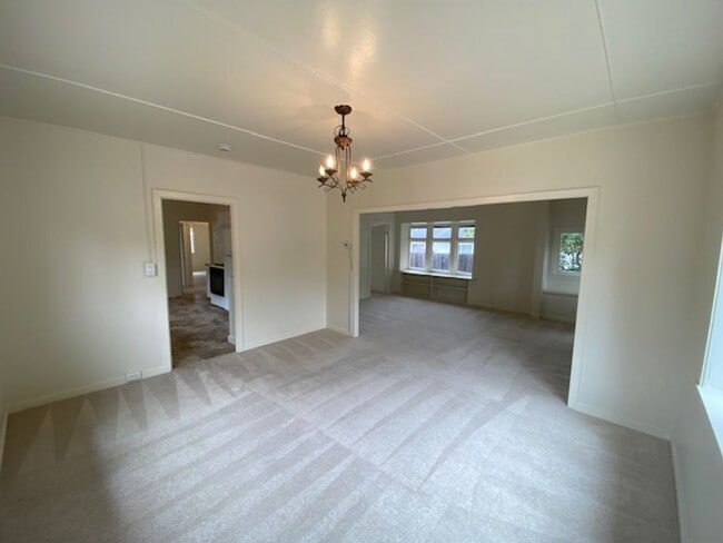 Building Photo - 17 Mile Drive Cottage!