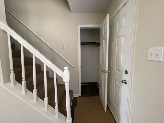 Building Photo - 1014 Colonial Ave