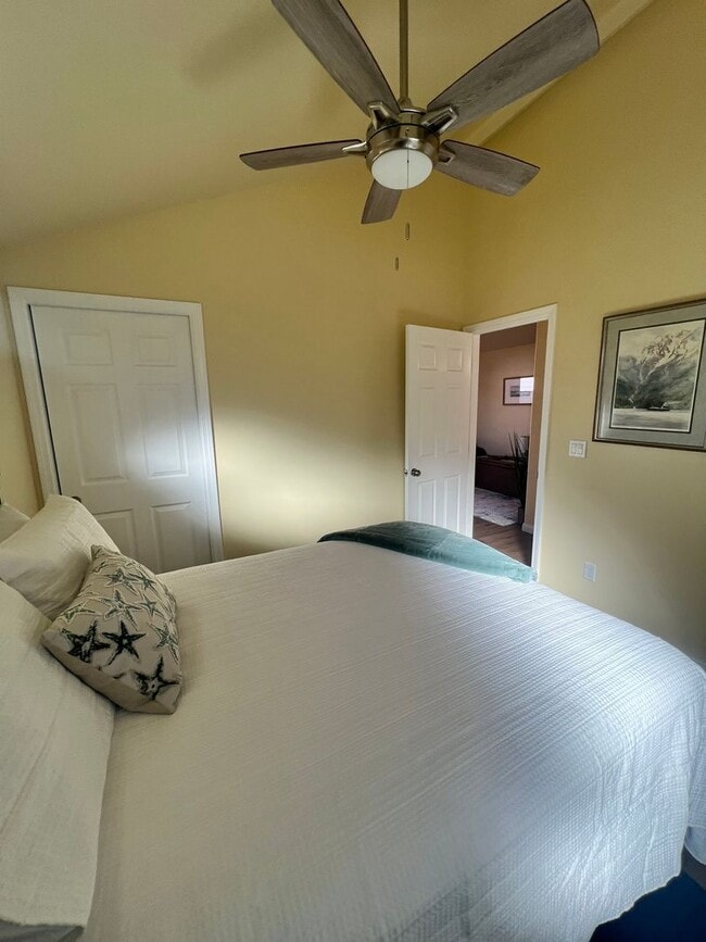 Building Photo - Ventura - Fully furnished one bedroom, one bath month to month rental!