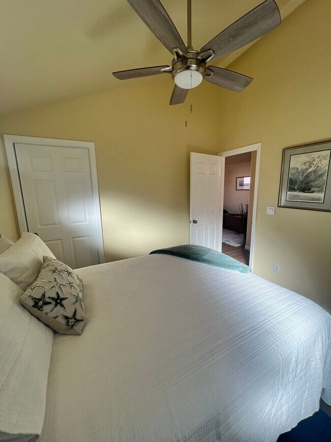 Building Photo - Ventura - Fully furnished one bedroom, one...