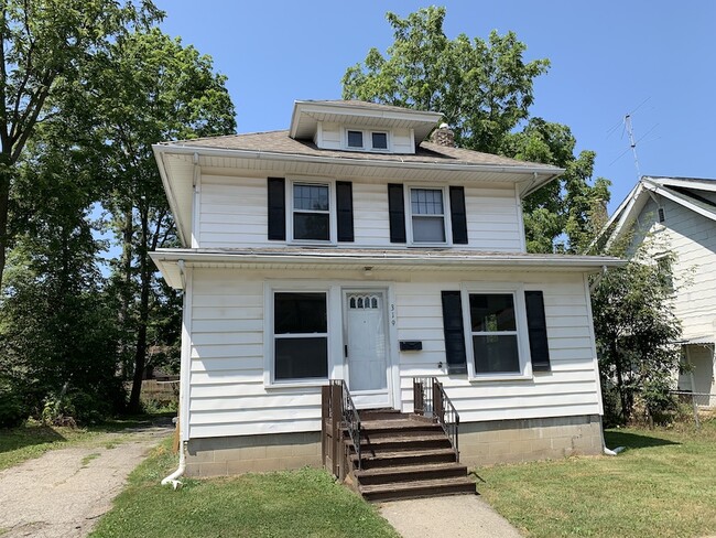 Primary Photo - 319 Center St