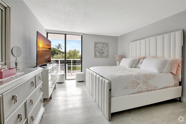 Building Photo - 3675 N Country Club Dr