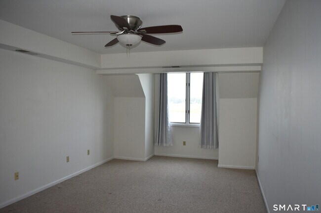 Building Photo - 735 Popes Island Rd