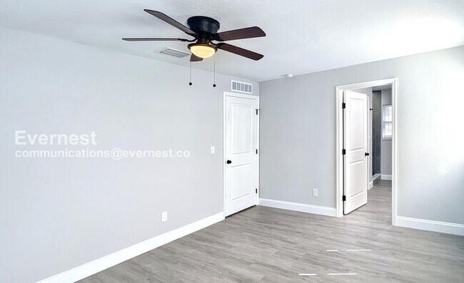 Building Photo - 4 Bed/2 Bath Home with Driveway / Availabl...