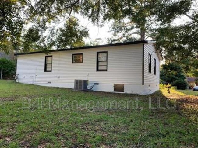 Building Photo - 10 Estes Dr