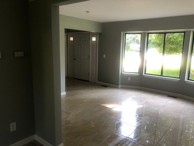 Building Photo - 10255 Wayne Rd