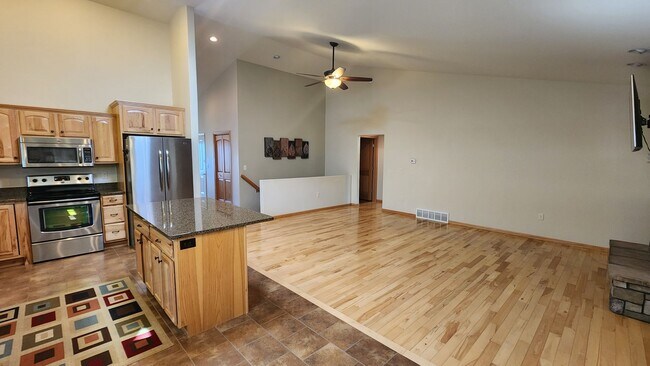 Building Photo - 1329 Pinecrest Ln