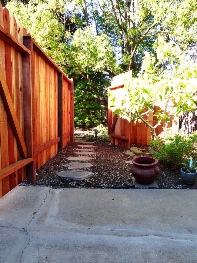 Building Photo - MON301