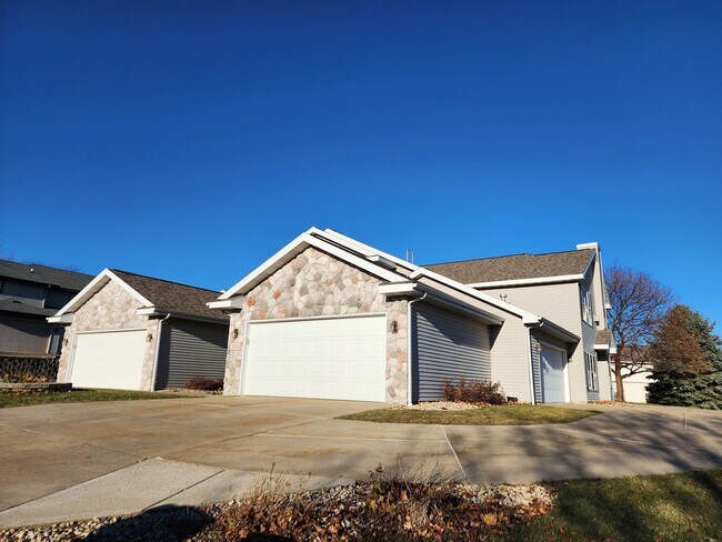 Building Photo - 3076 Selkirk Dr