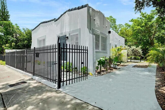Primary Photo - 4711 N Miami Ave