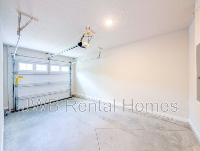 Building Photo - 6052 Redpoll Ave