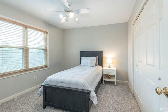 Building Photo - 3253 S Southern Oaks Dr