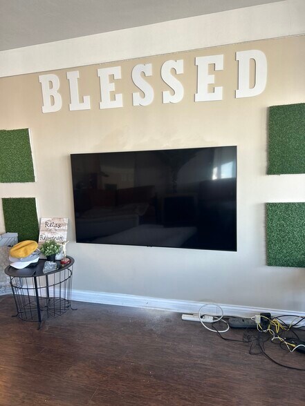 Building Photo - 300 N State St