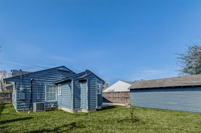 Building Photo - 2043 Alta Vista St