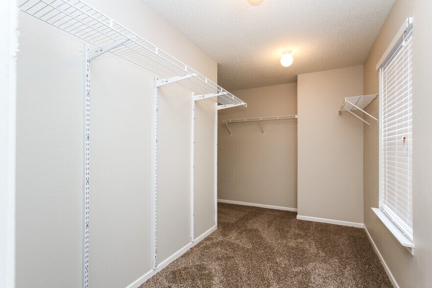 Building Photo - 2858 Ludwig Dr
