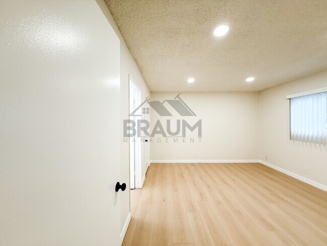 Building Photo - 11007 Hartsook St