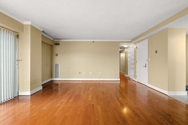 Building Photo - 1Br/1Bth, ready to move in. Heat/Hot Water...