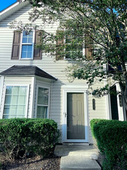 Building Photo - 711 Crestwell Cir SW