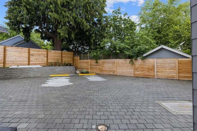 Building Photo - 4758 Green Lake Way N