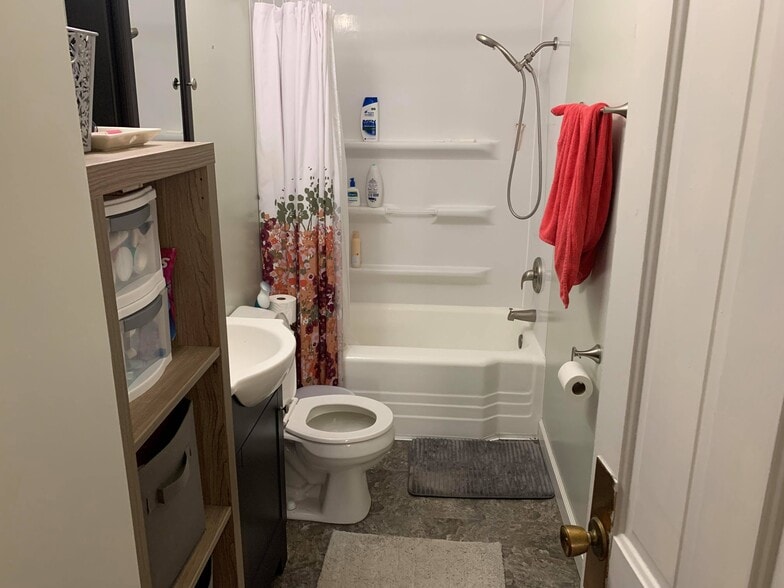 Bathroom - 424 W Chestnut St