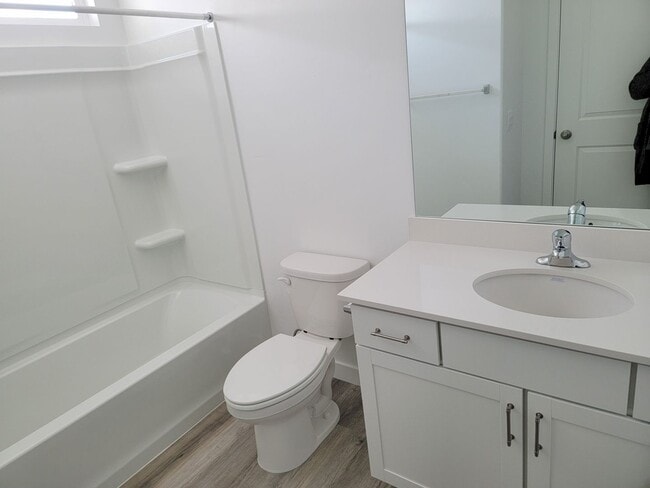 Building Photo - 4 Bed 2.5 Bathroom Townhouse