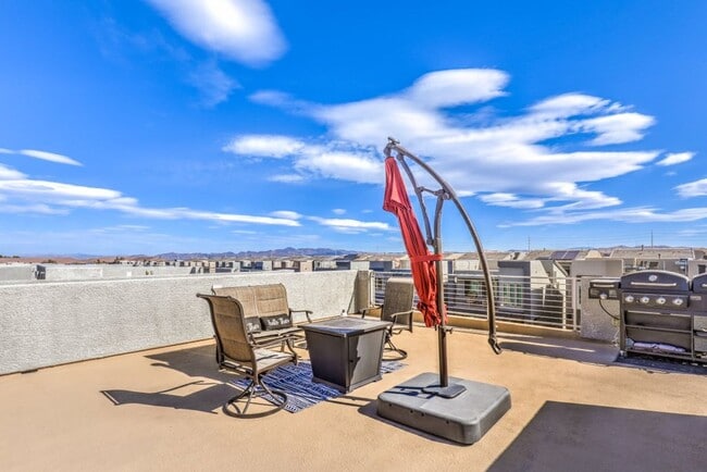 Building Photo - New Modern Gated House w/ Rooftop Deck