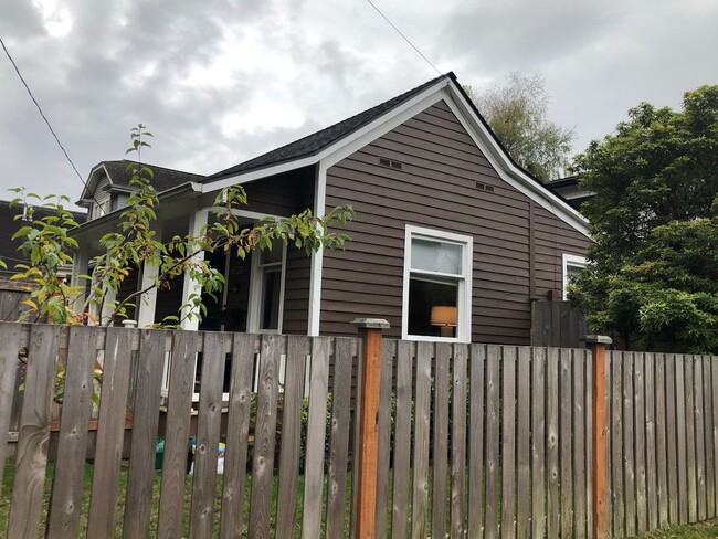 Building Photo - Adorable Two-bedroom Ballard Cottage