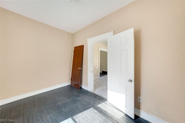 Building Photo - 7507 Batavia Ave