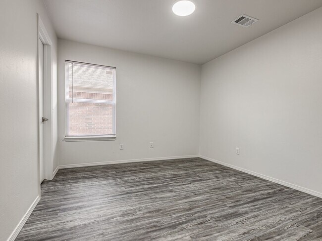 Building Photo - Beautiful remodeled home in Edmond + 4 bedrooms + 2 bathrooms + Valencia Neighborhood