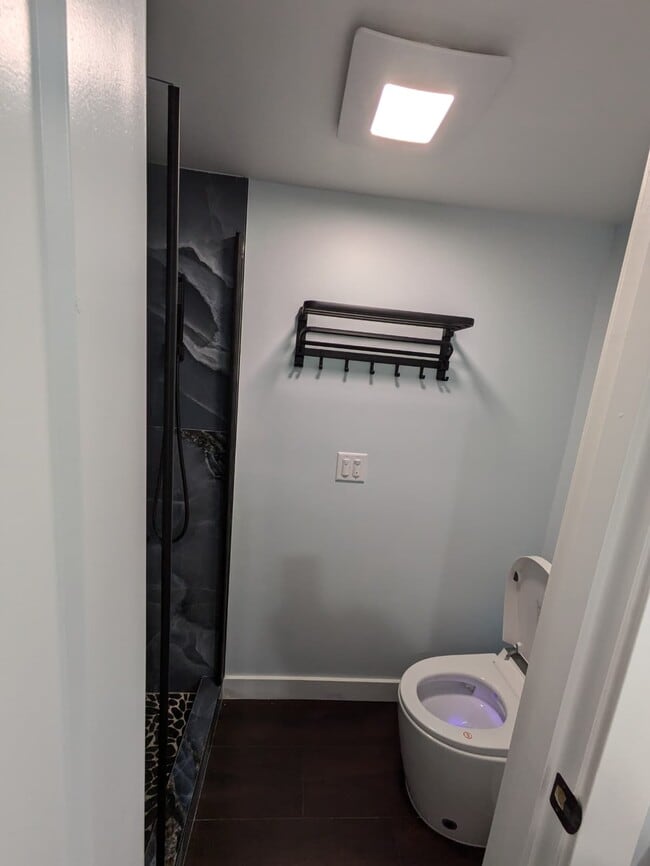 Building Photo - 4727 W Lake Sammamish Pkwy SE