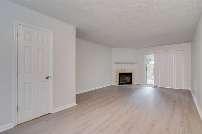 Building Photo - Updated 2BED/1BATH Townhome with bonus fle...
