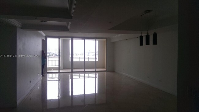 Building Photo - 848 Brickell Key Dr