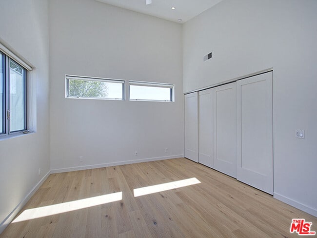 Building Photo - 806 6th Ave