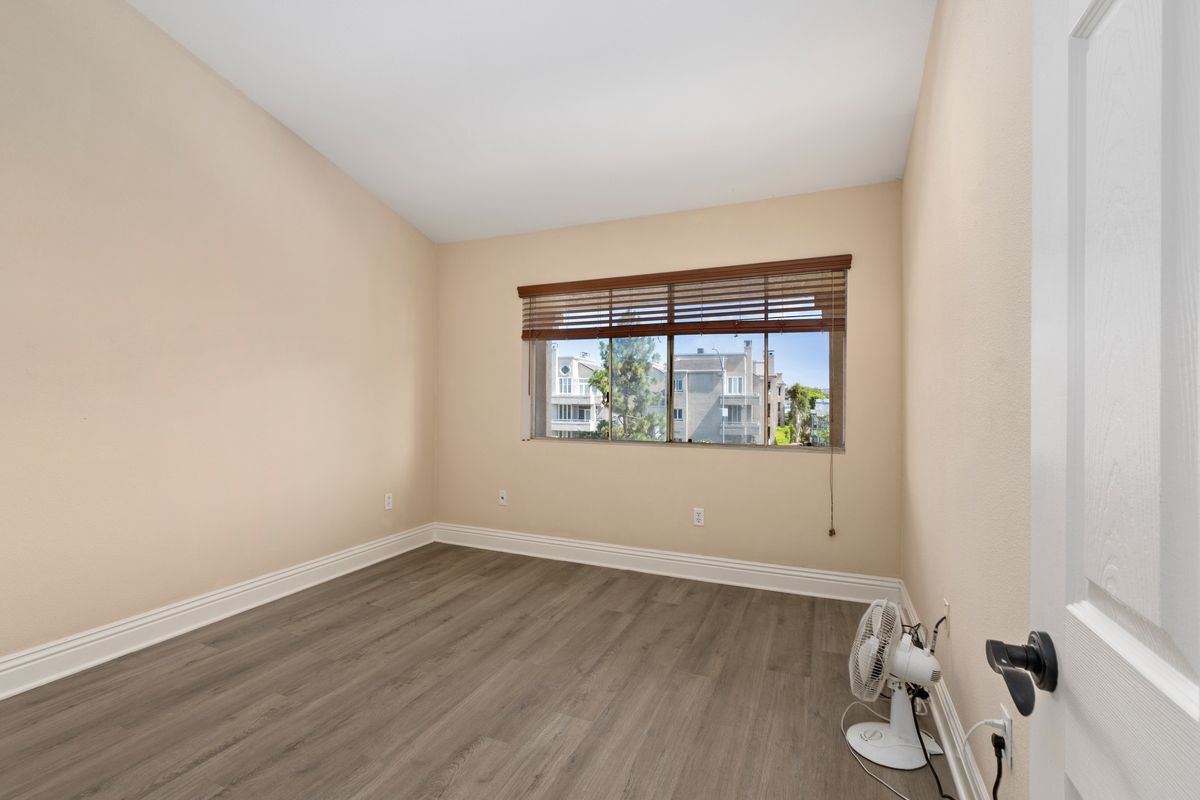 Building Photo - 3965 Nobel Dr